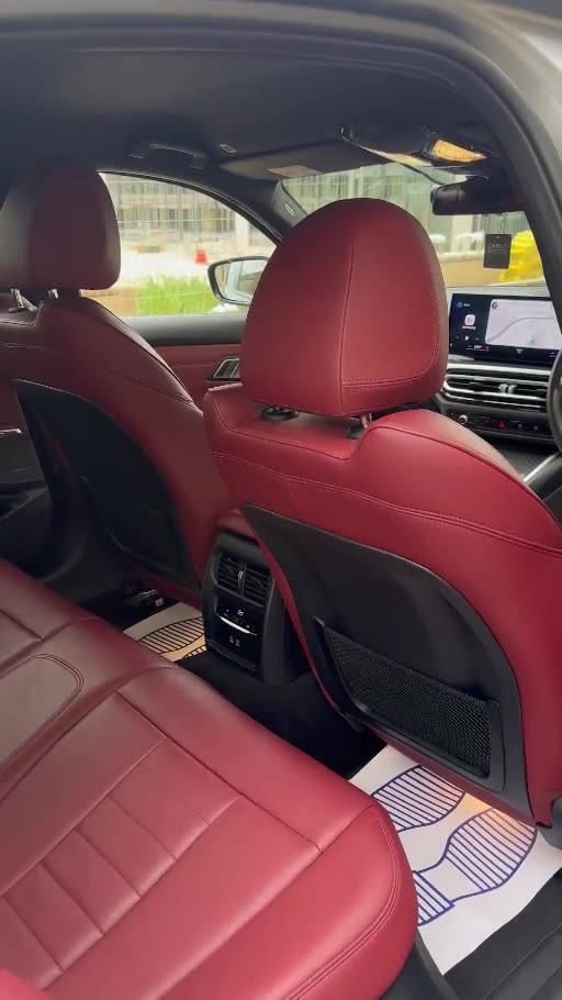 Interior and rear seating of the BMW M340d